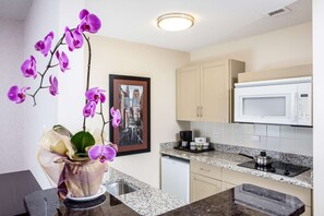 Suite estudio, 1 cama de matrimonio con sofá cama, cocina básica (Premium Studio Full Kitchen Queen) | Servicio de comidas en la habitación