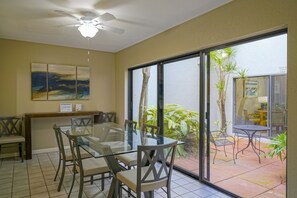 3 bedroom 3 bath townhome | Repas dans la chambre