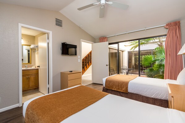 2 bedroom 2 bath townhome | Soundproofing, iron/ironing board, free WiFi, bed sheets