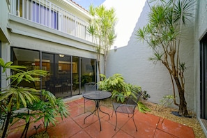 3 bedroom 3 bath townhome | Terrace/patio