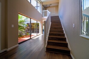 2 bedroom 2 bath townhome | Quartos à prova de som, ferros/tábuas de passar roupa, Wi-Fi de cortesia