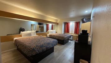 Escritorio, tabla de planchar con plancha, wifi gratis y ropa de cama