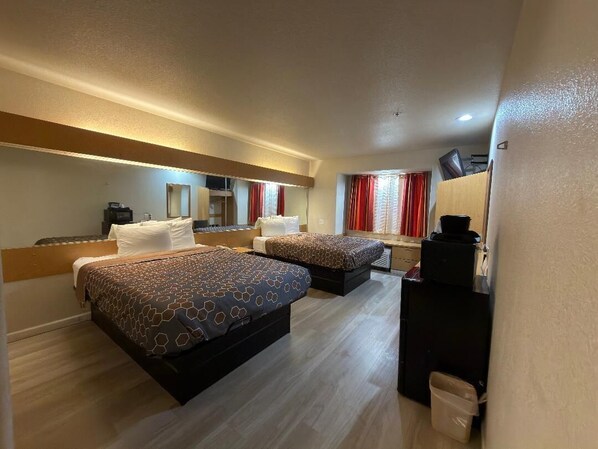 Työpöytä, silitysrauta/-lauta, ilmainen Wi-Fi, vuodevaatteet