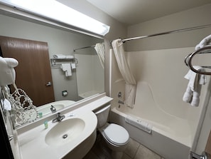 Combined shower/bathtub, free toiletries, hair dryer, towels