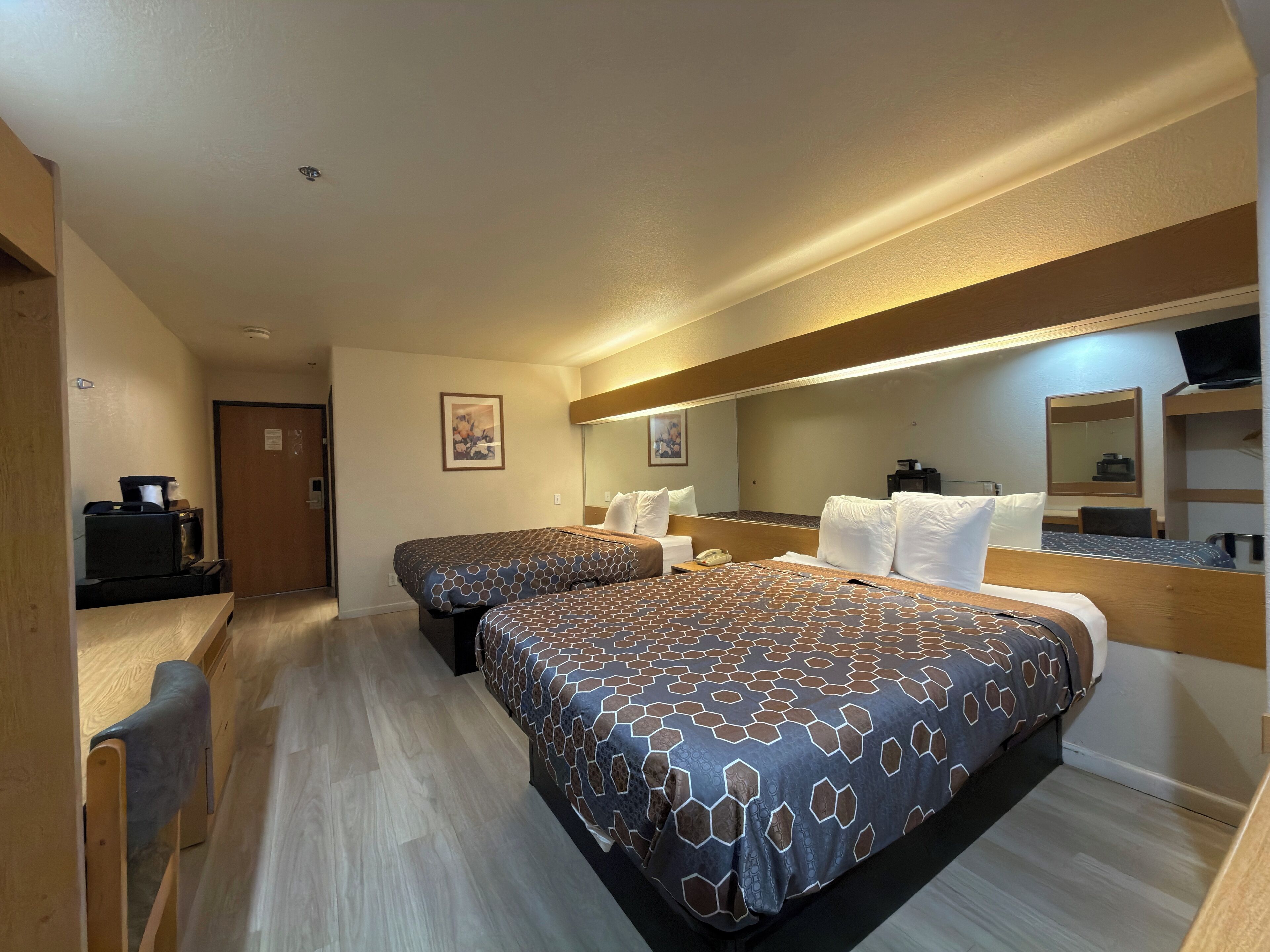 Skrivebord, strykejern/-brett, wi-fi (inkludert) og sengetøy