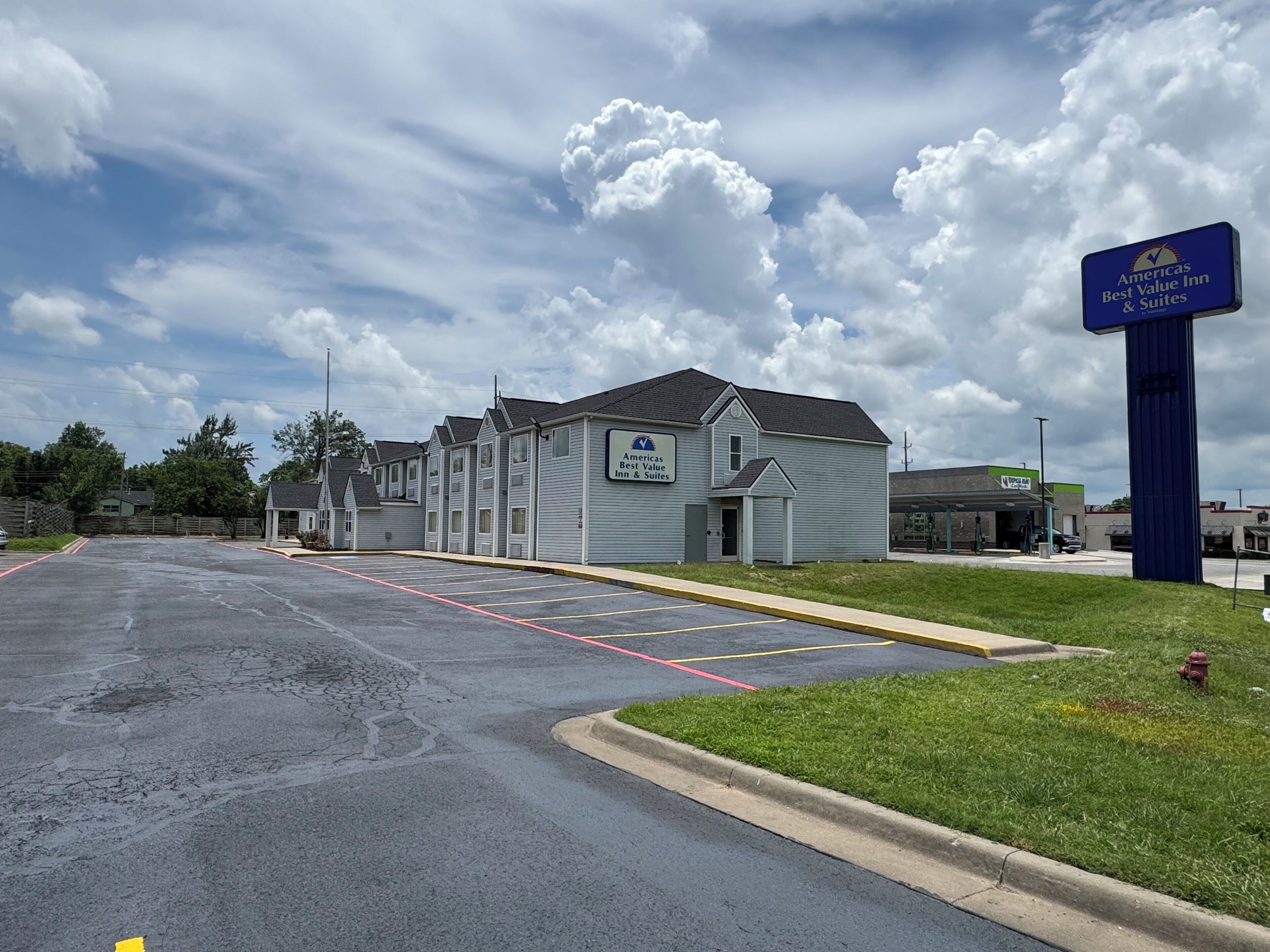 Ett motell med flera rum, en parkeringsplats och en skylt för Americas Best Value Inn & Suites.