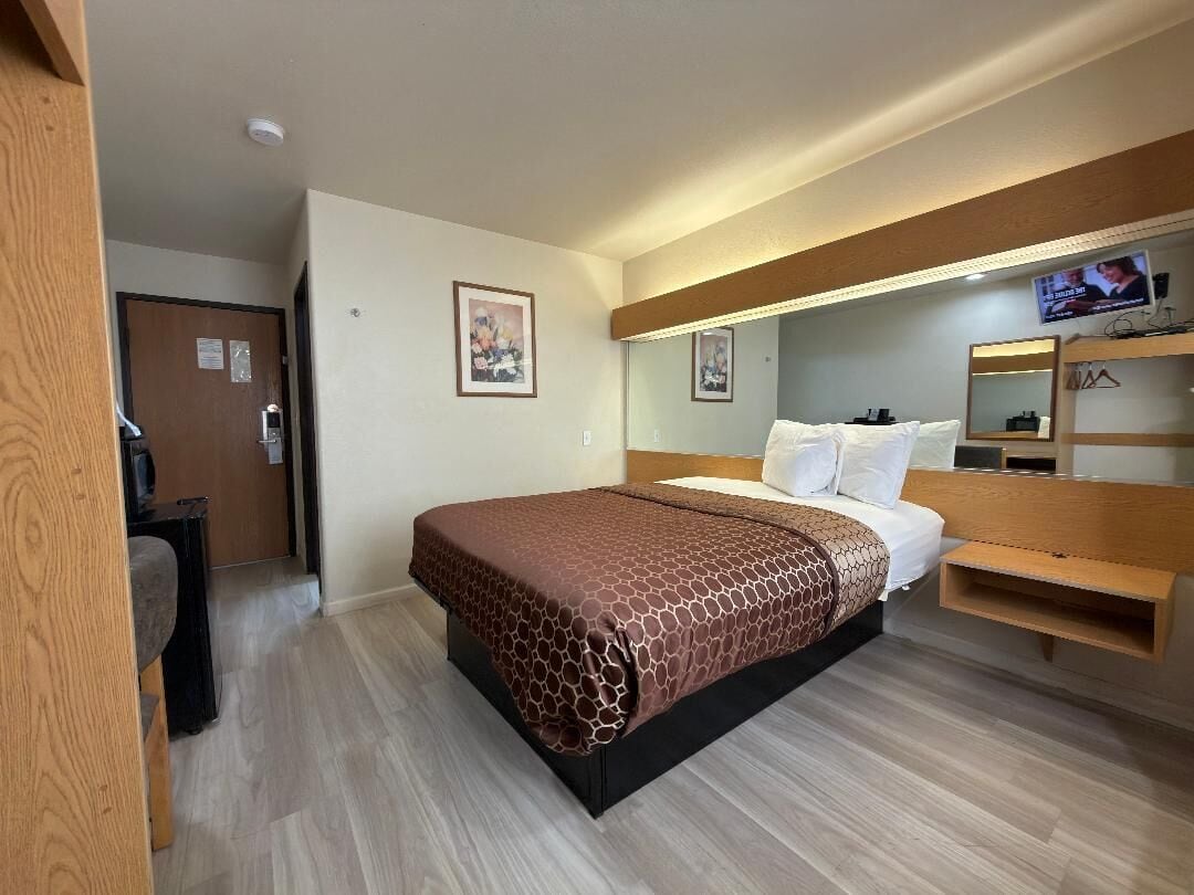 Desk, iron/ironing board, free WiFi, bed sheets