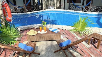 2 piscines extérieures, chaises longues