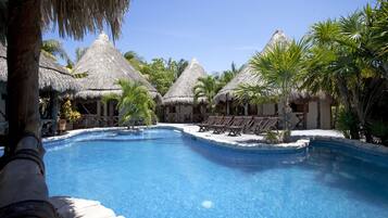 2 albercas al aire libre y camastros