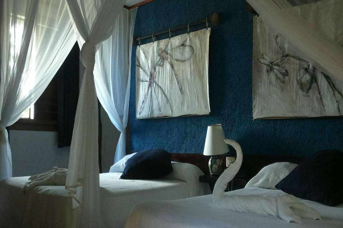1 habitación, ropa de cama y despertador