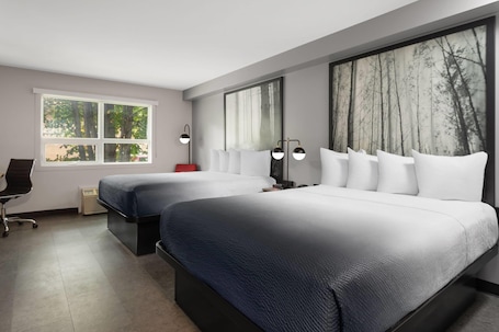 Escritorio, cortinas blackout y tabla de planchar con plancha . Super 8 by Wyndham Sault Ste Marie On