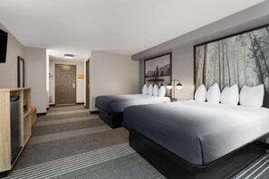 Chambre, 2 grands lits, accessible aux personnes à mobilité réduite, non-fumeur | Bureau, rideaux d’obscurcissement, fer et planche à repasser