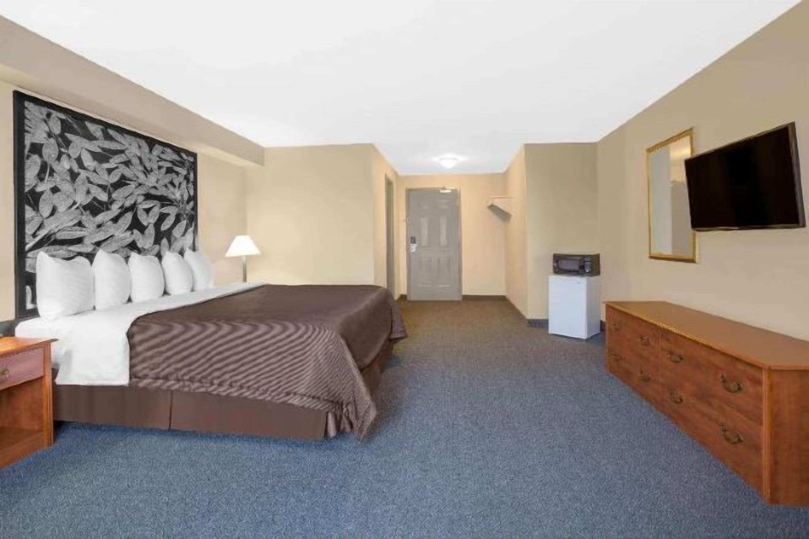 Schreibtisch, Verdunkelungsvorhänge, Bügeleisen/Bügelbrett