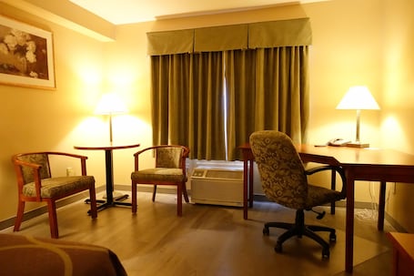 Escritorio, cortinas blackout y tabla de planchar con plancha