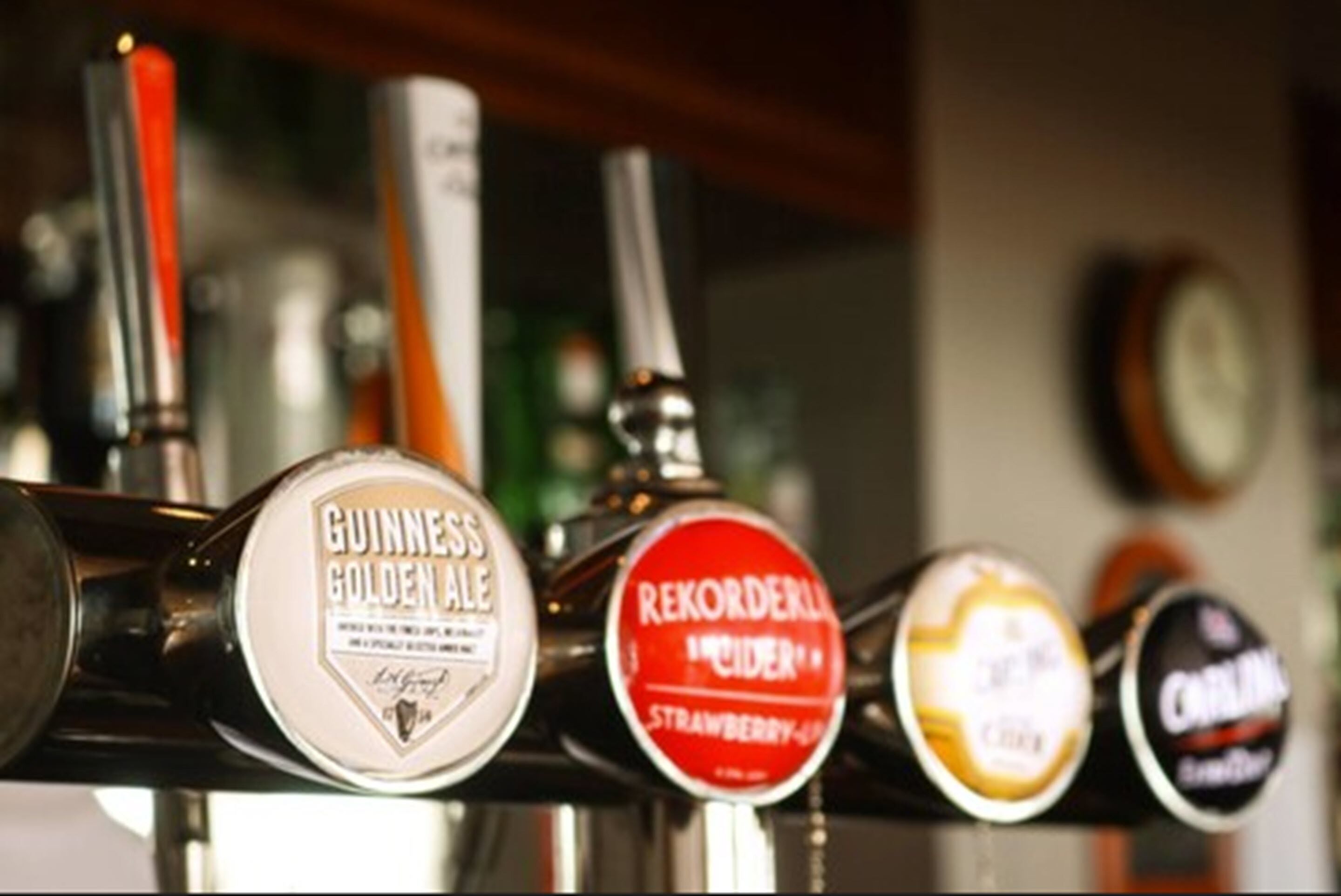 Un bar proposant une variété de bières à la pression, notamment la Guinness Golden Ale, la Rekorderlig et la Carlsberg.