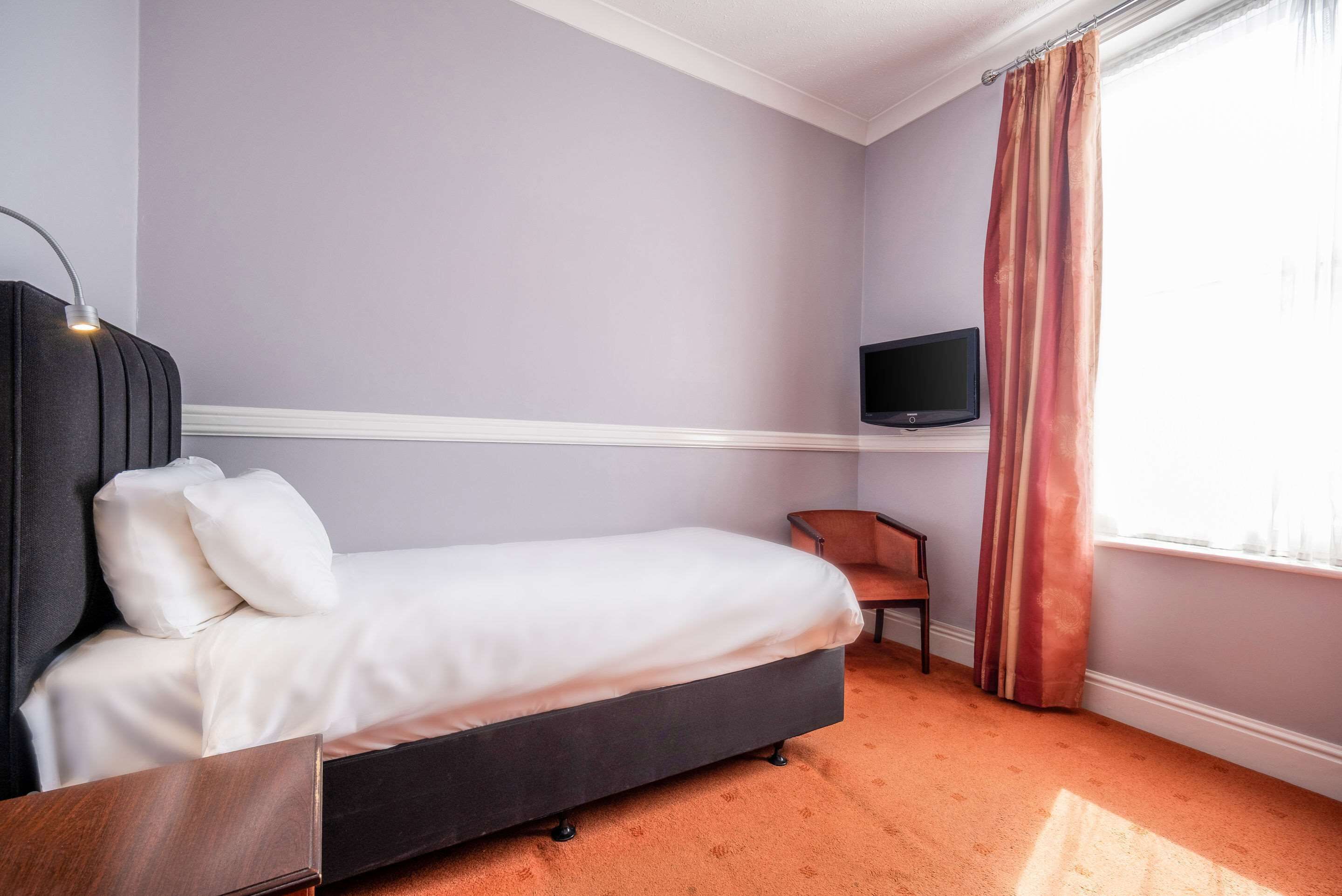 Standard Room, 1 Twin Bed, Non Smoking | Pillowtop beds, desk, laptop workspace, iron/ironing board