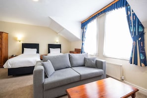 Superior-Zweibettzimmer, Nichtraucher | Pillowtop-Betten, Schreibtisch, laptopgeeigneter Arbeitsplatz