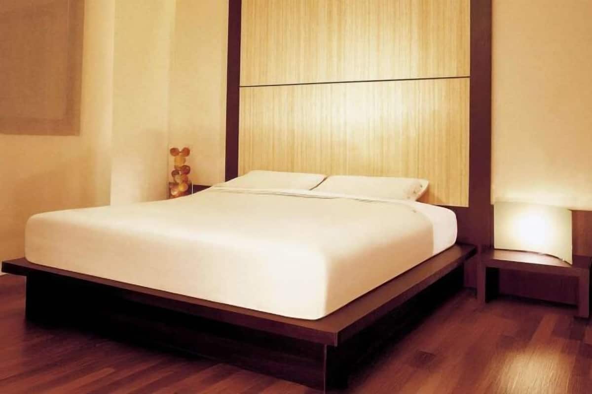 1 bedroom, hypo-allergenic bedding, down comforters, minibar