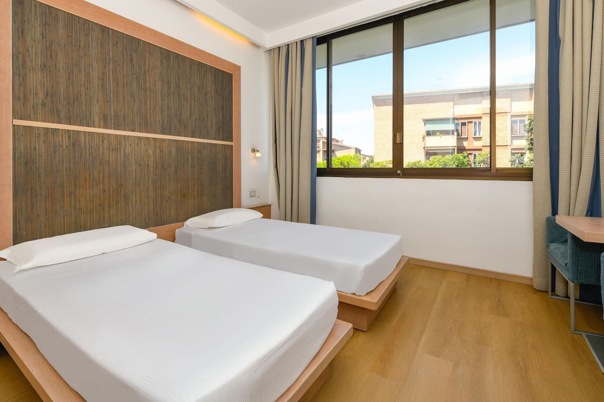 Tomannsrom, 2 enkeltsenger | Allergitestet sengetøy, dundyner, minibar og safe på rommet