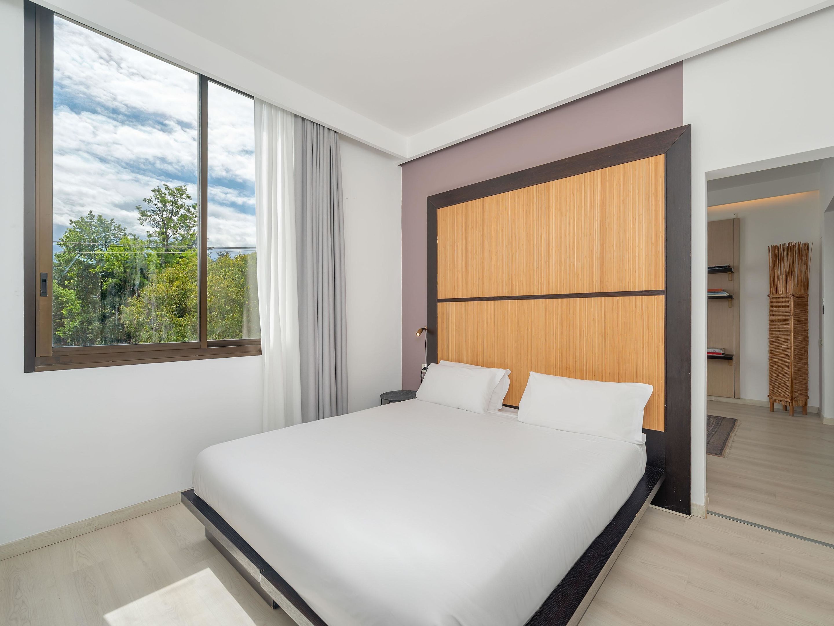 Hypo-allergenic bedding, down duvets, in-room safe, desk
