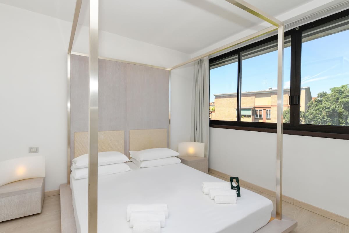 Dobbeltrom (View) | Allergitestet sengetøy, dundyner, minibar og safe på rommet