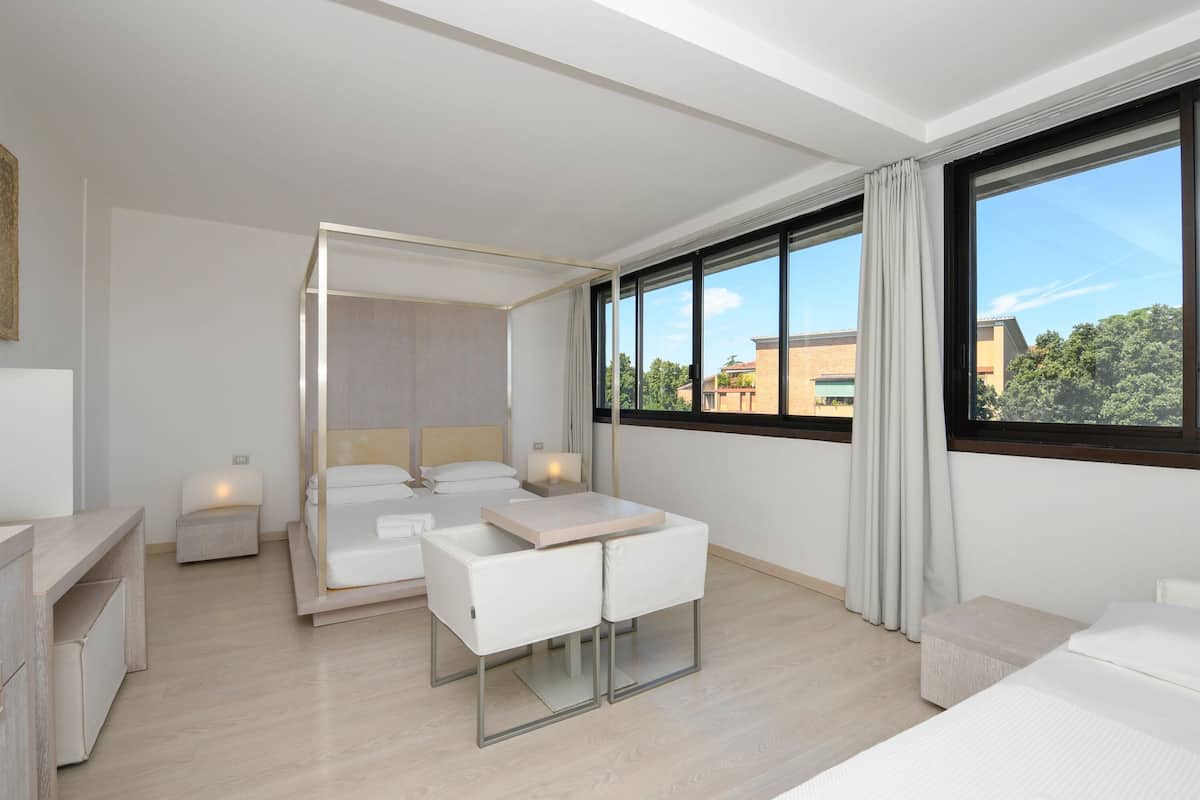 Allergitestet sengetøy, dundyner, minibar og safe på rommet