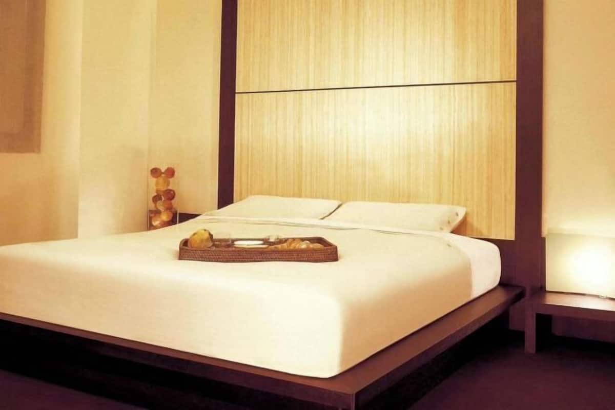 1 bedroom, hypo-allergenic bedding, down comforters, minibar