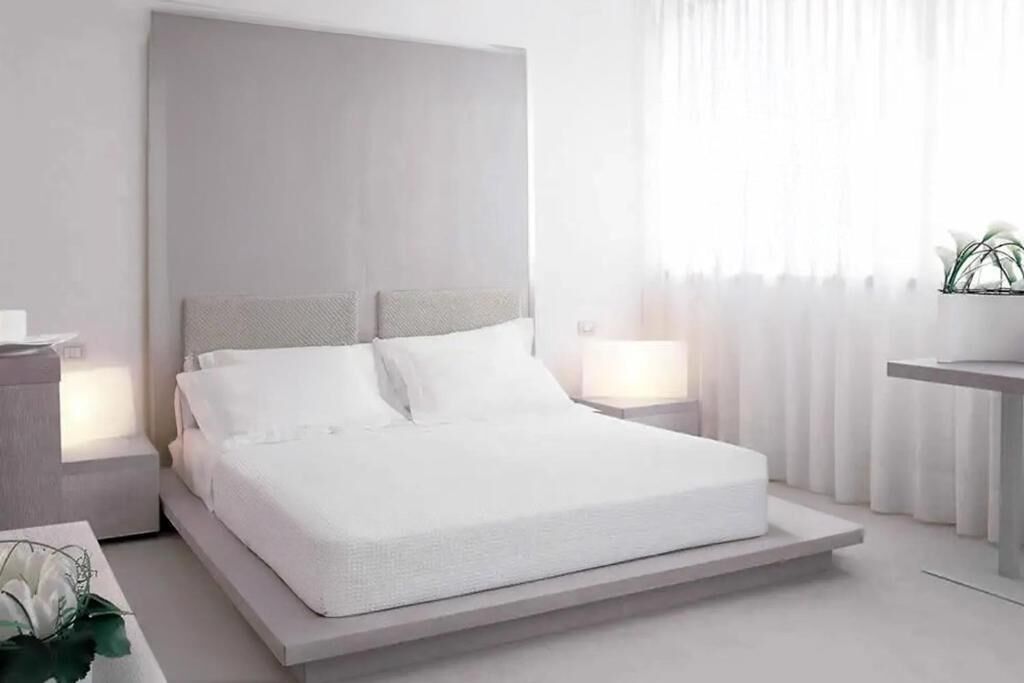 Hypo-allergenic bedding, down duvets, in-room safe, desk