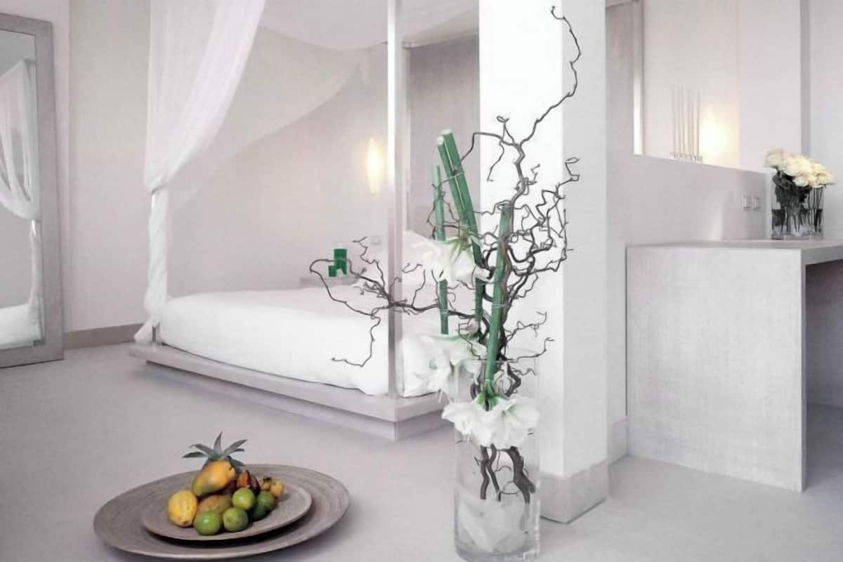 1 bedroom, hypo-allergenic bedding, down comforters, minibar