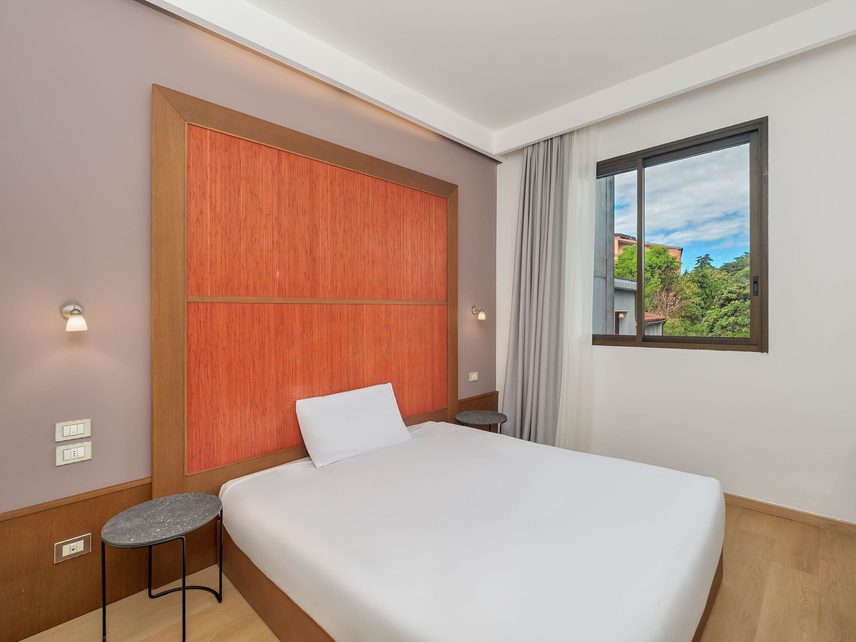 Hypo-allergenic bedding, down duvets, in-room safe, desk