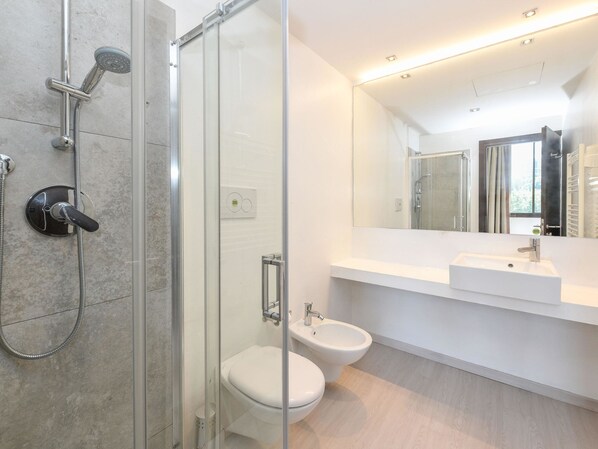 Free toiletries, hair dryer, bidet, towels - B&B HOTEL Padova Methis (Padova)