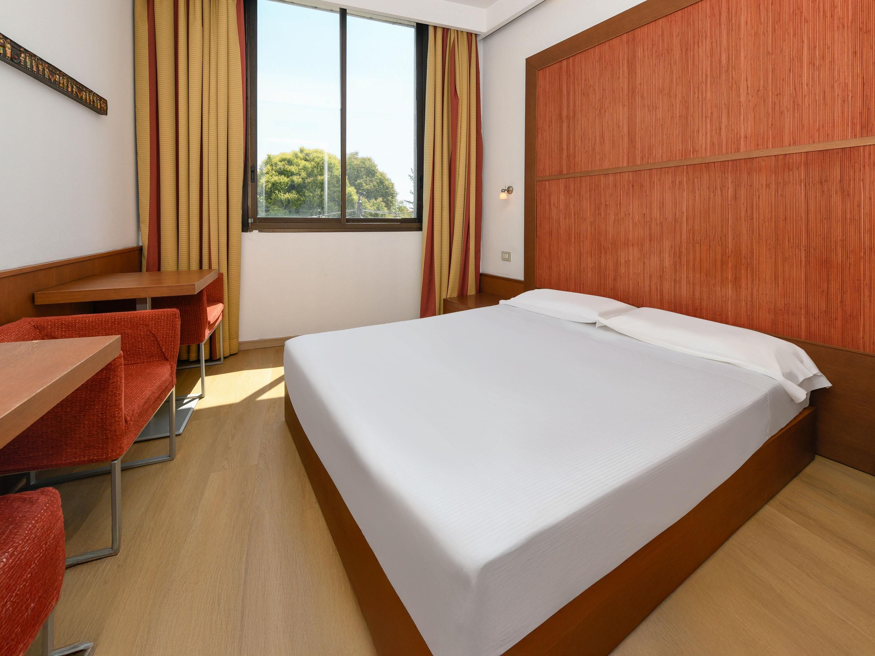 Enkeltrom, 1 enkeltseng | Allergitestet sengetøy, dundyner, minibar og safe på rommet