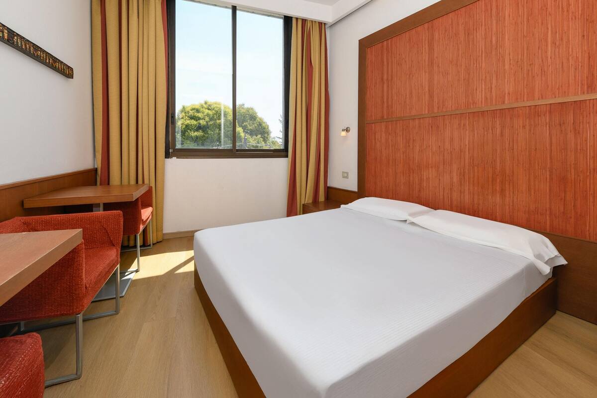 Enkeltrom, 1 enkeltseng | Allergitestet sengetøy, dundyner, minibar og safe på rommet