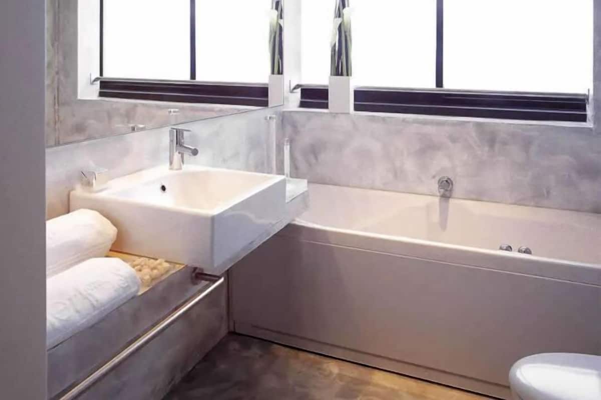 Bathroom | Free toiletries, hair dryer, bidet, towels