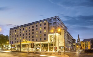 A modern hotel with a glass facade, multiple floors, and a prominent entrance. - Dorint Hotel am Heumarkt Köln (Cologne)