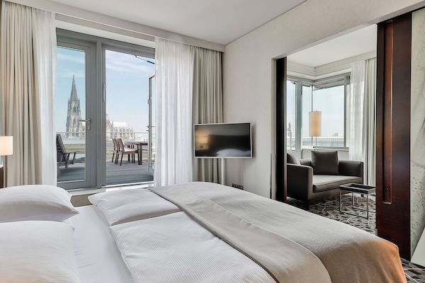 Deluxe-Suite | Allergikerbettwaren, Zimmersafe, Schreibtisch