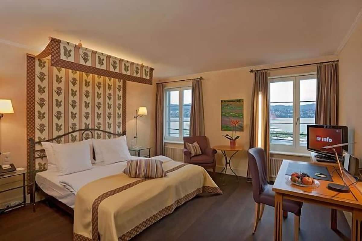 Down comforters, minibar, in-room safe, desk