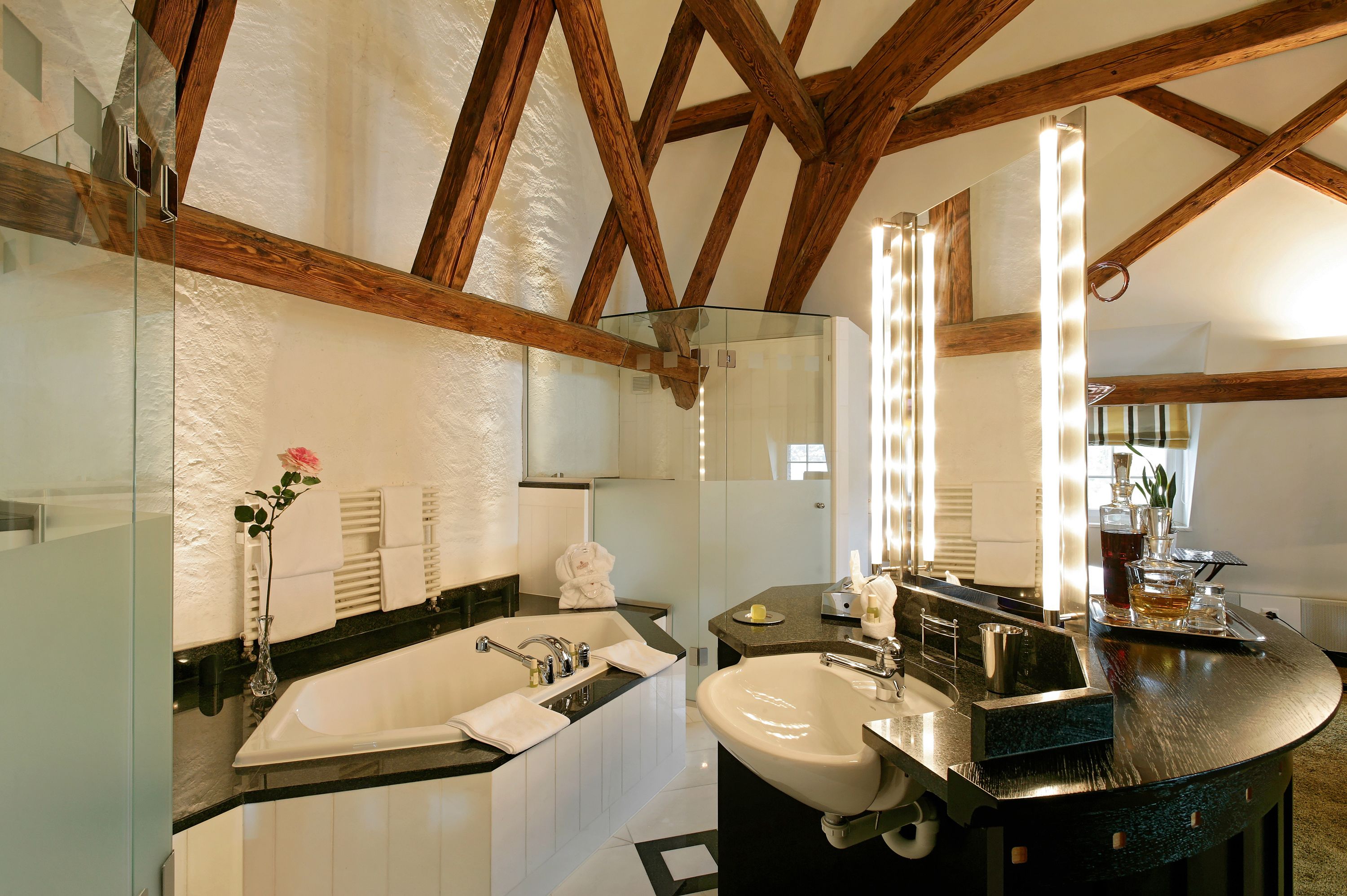 junior suite | bathroom | combined shower/bathtub, free toiletries, bathrobes, slippers