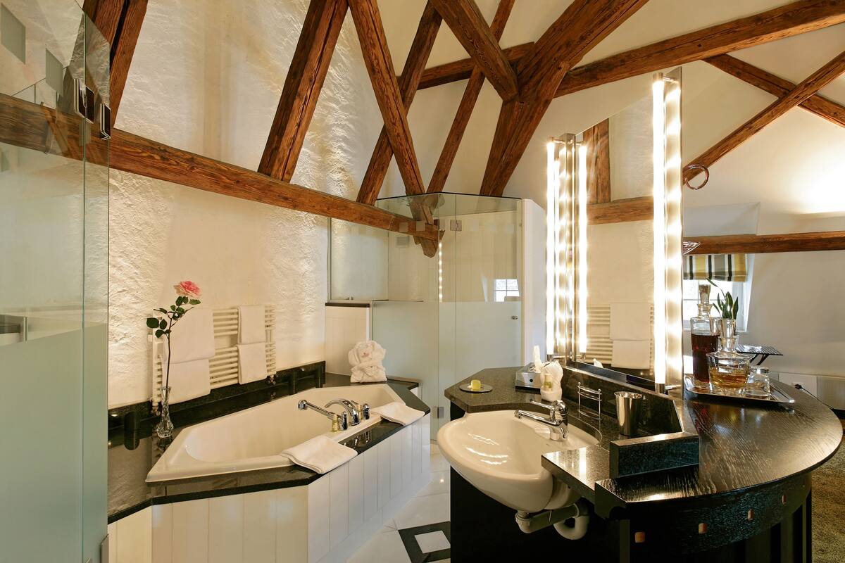 junior suite | bathroom | combined shower/bathtub, free toiletries, bathrobes, slippers