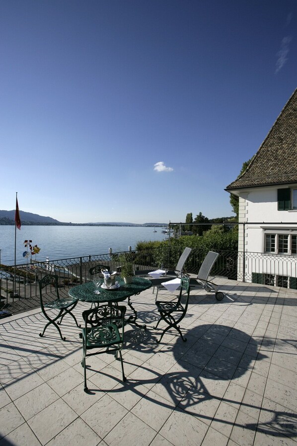 Habitación doble Deluxe, patio, vista al lago | Terraza o patio