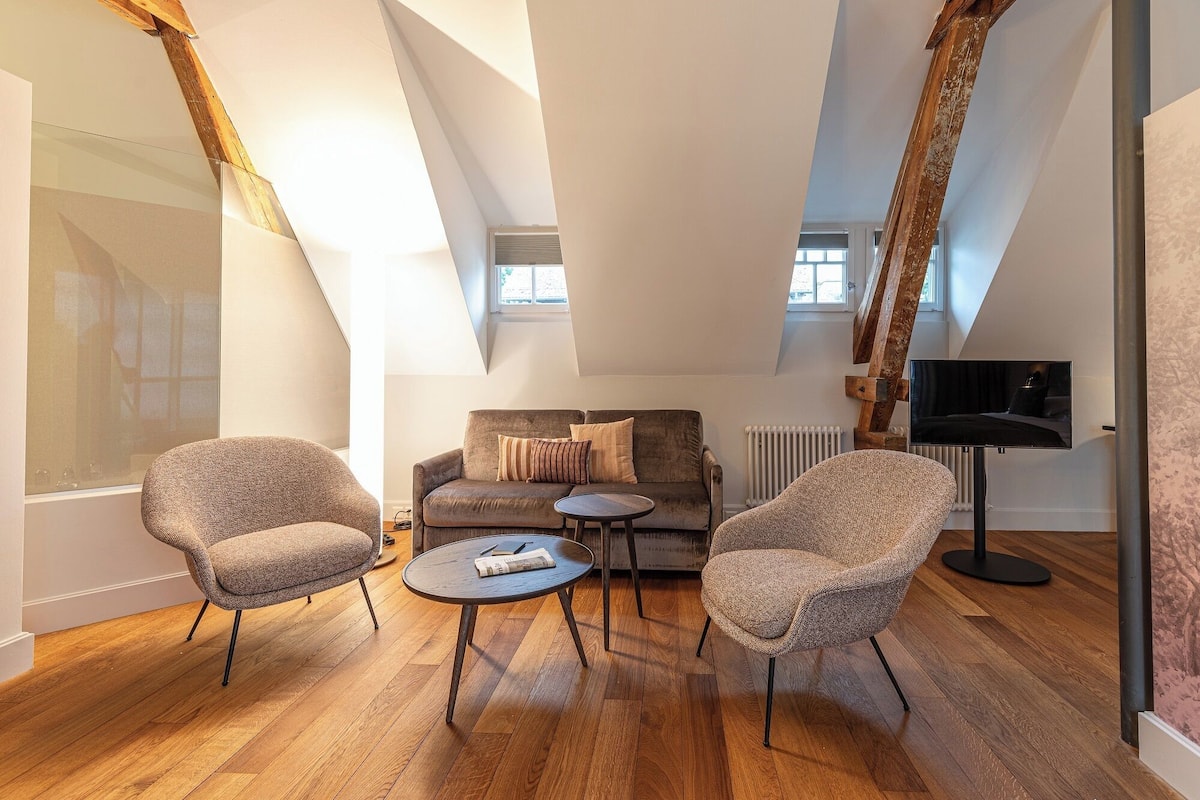 family room | down duvets, minibar, in-room safe, desk