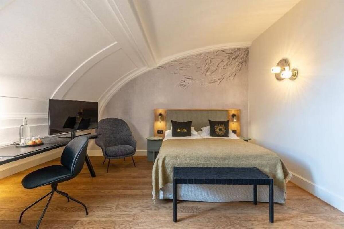 Edredons de pluma, frigobar, cofres nos quartos, escrivaninha