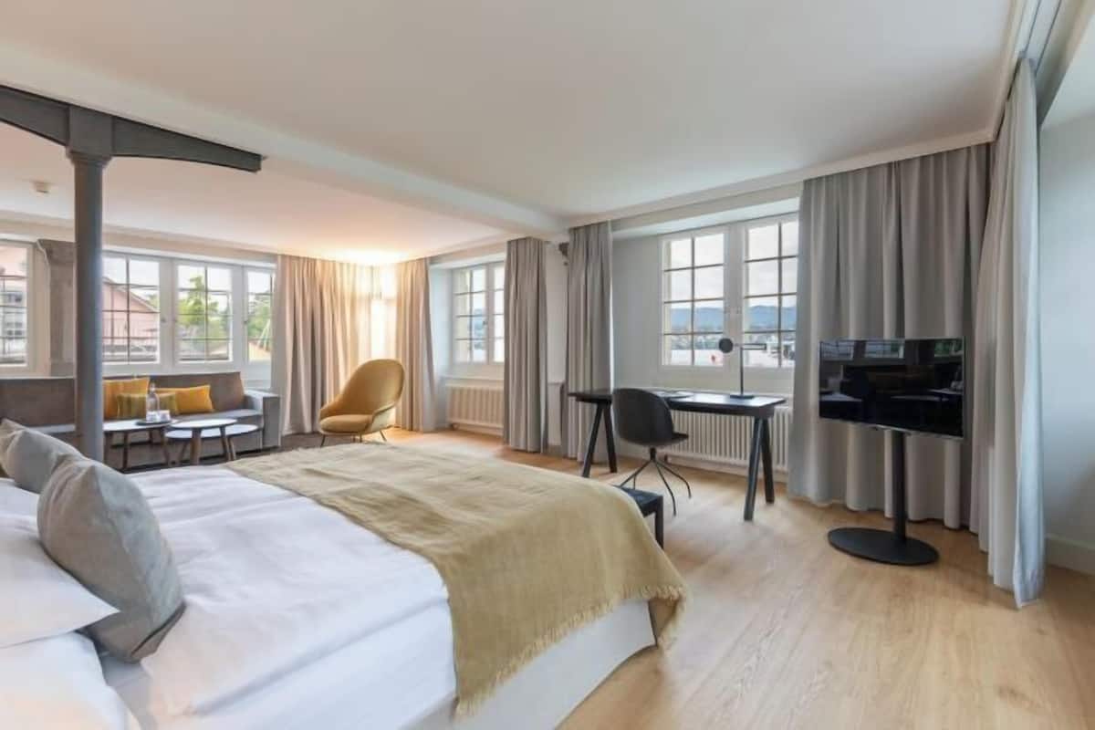 Down comforters, minibar, in-room safe, desk