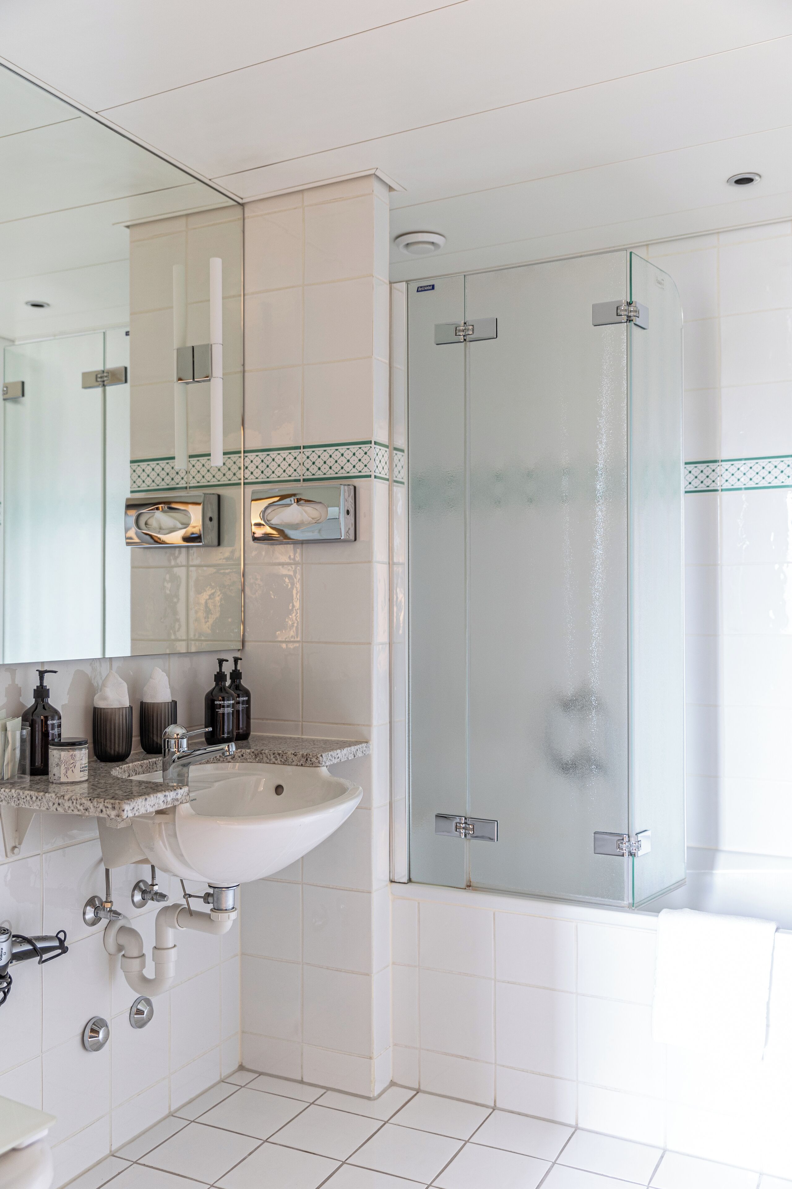 combined shower/bathtub, free toiletries, bathrobes, slippers