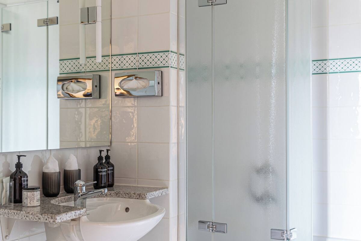 combined shower/bathtub, free toiletries, bathrobes, slippers