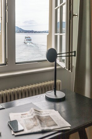 Donzen dekbedden, een minibar, een kluis op de kamer, een bureau