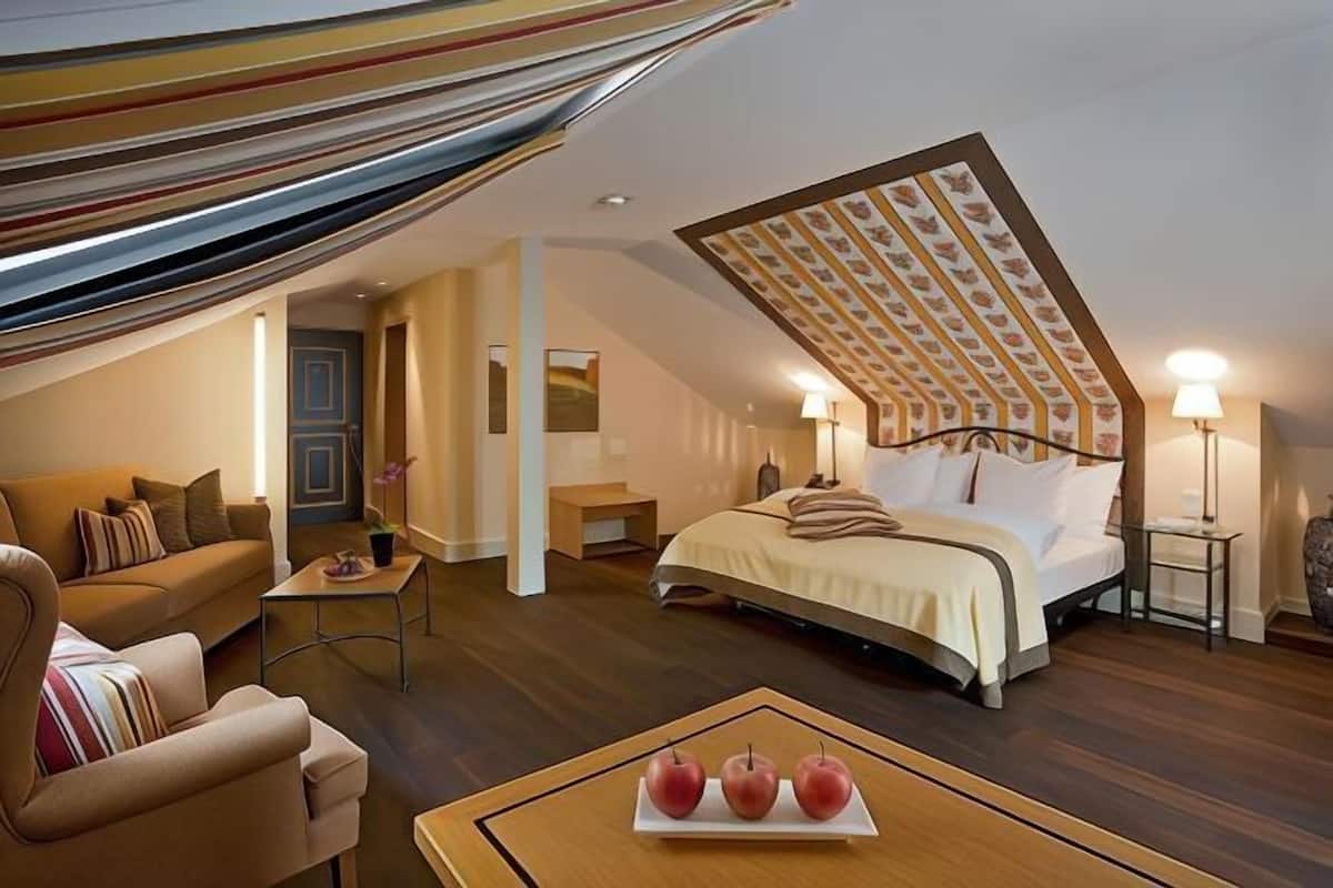 Chăn bông, minibar, két bảo mật tại phòng, bàn