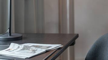 Un bureau moderne avec une lampe, une chaise et quelques documents.