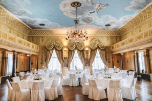 Indoor wedding - Seehotel Sonne (Kuesnacht)