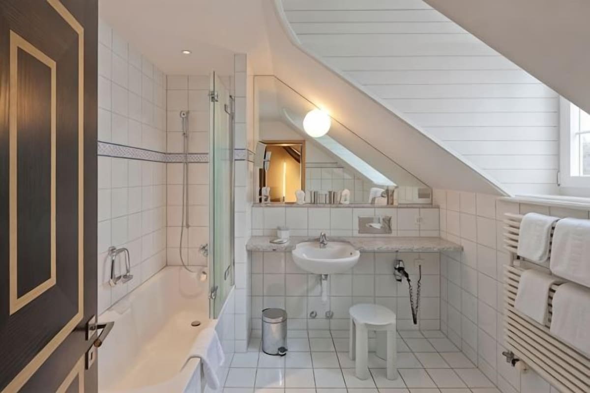 Un baño moderno con bañera, ducha, lavabo e inodoro.